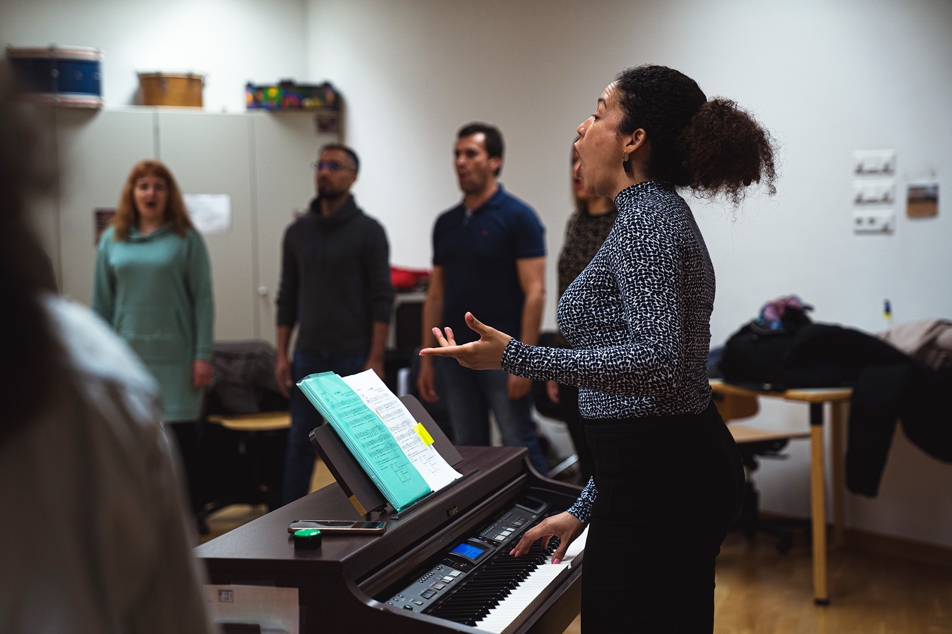 Membres d'un choeur qui chantent