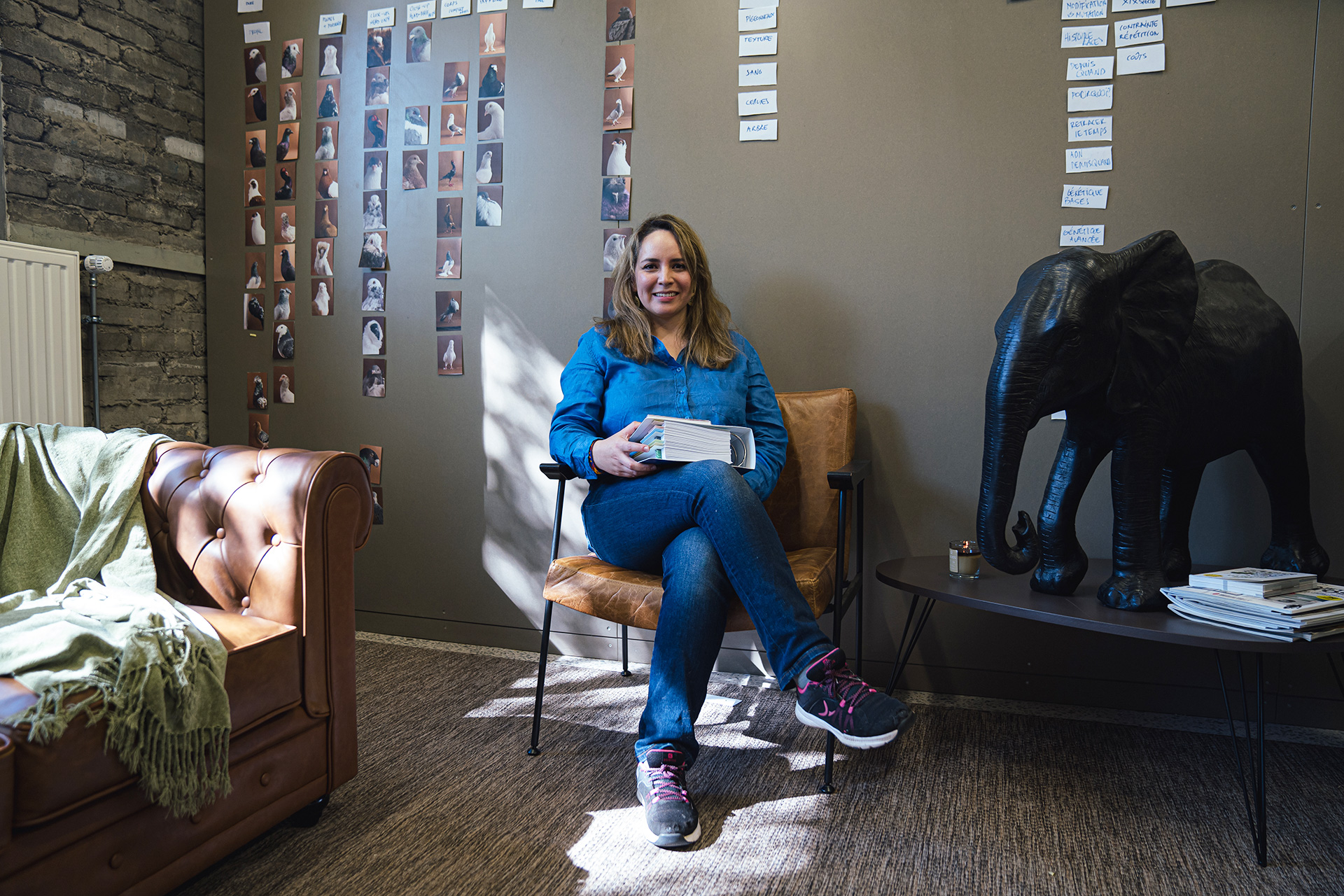 portrait de Luisa Maria Stagno, assise sur une chaise dans son atelier
