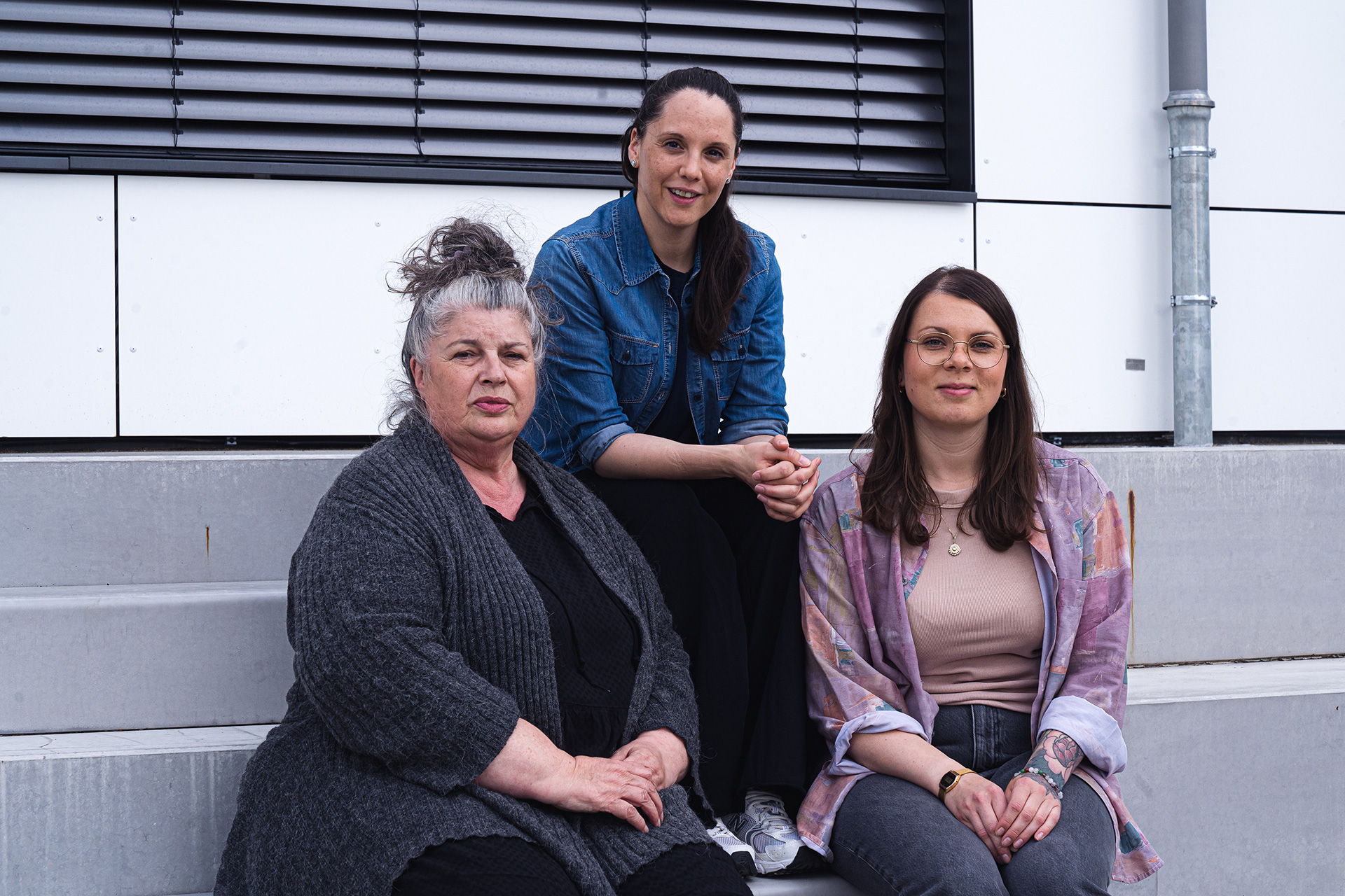 portrait de trois femmes assises sur un banc